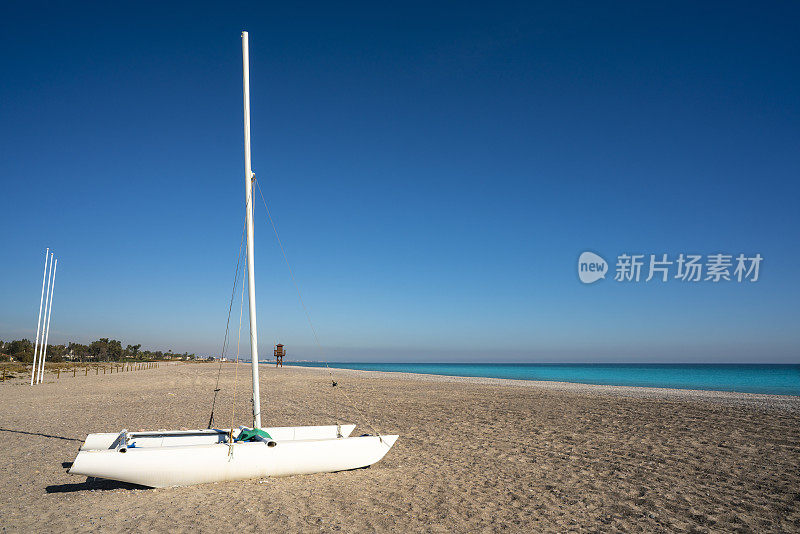 阳光明媚的地中海沿岸，巴伦西亚Canet附近的Sagunto Almarda海滩